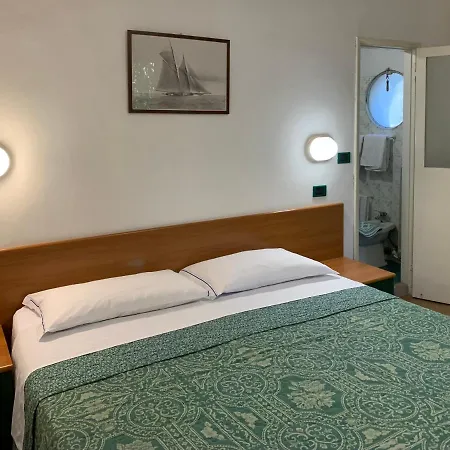 加尔尼野餐酒店 *