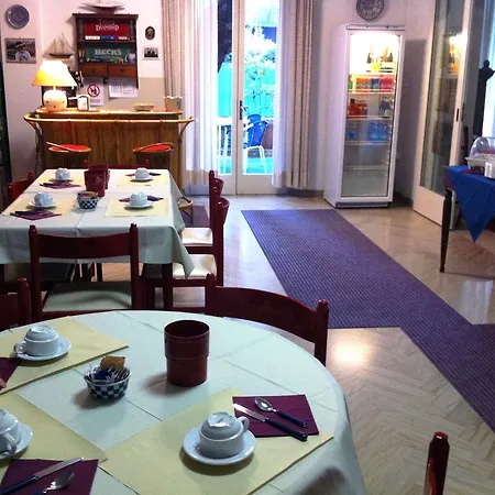 加尔尼野餐酒店 *